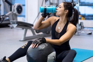 健身后多久可以喝水？解密正确的饮水时间（科学的健身饮水时间，）