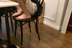 小狗为什么喜欢舔地板？（探寻小狗舔地板行为的原因及意义）