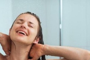 确定最佳洗澡时间，让你的身体保持健康（洗澡时间选择要注意的关键因素及养生建议）
